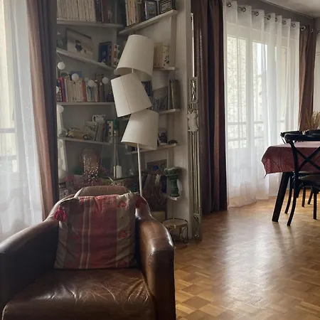 Spacious With Balcony Paris