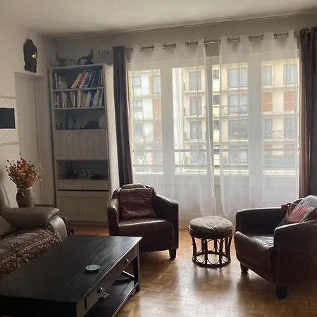 Spacious With Balcony Paris